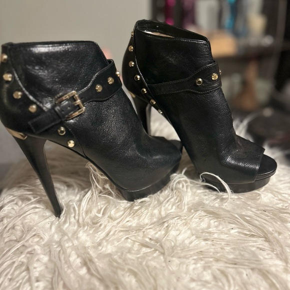 MK high heels, black leather with gold details 6”heels - Picture 4 of 11